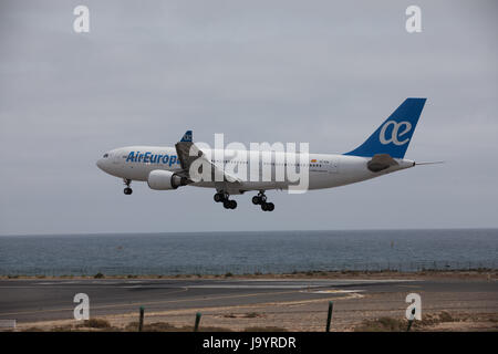 ARECIFE, Spanien - 15. April 2017: AirBus A330-200 der AirEuropa landet auf dem Flughafen Lanzarote Stockfoto