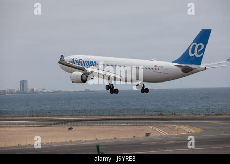 ARECIFE, Spanien - 15. April 2017: AirBus A330-200 der AirEuropa landet auf dem Flughafen Lanzarote Stockfoto