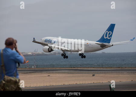 ARECIFE, Spanien - 15. April 2017: AirBus A330-200 der AirEuropa landet auf dem Flughafen Lanzarote Stockfoto