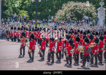 3. Juni 2017. Garde-Regimenter März zurück nach Wellington Barracks nach Überprüfung der Generalmajor Trooping die Farbe Probe im Zentrum von London. Stockfoto