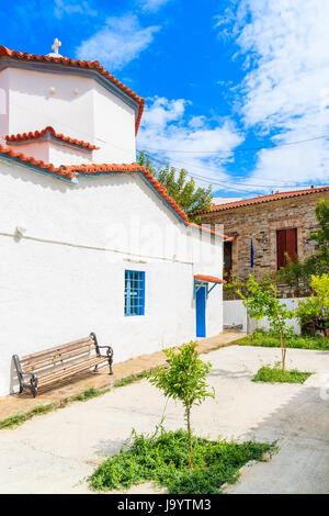 Schöne weiße kleine Kirche im Dorf Kokkari, Samos Insel Griechenland Stockfoto