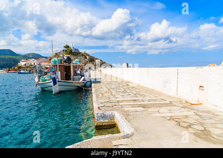 Traditionellen griechischen Fischerboot ankern in Kokkari Hafen, Insel Samos, Griechenland Stockfoto