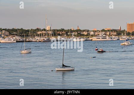 Segelboote vor Anker entlang den Ashley River mit der Stadt Skyline bei Sonnenuntergang in Charleston, South Carolina. Stockfoto