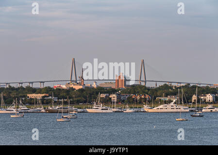 Arthur Ravenel Jr. Bridge und Stadt Skyline entlang des Ashley-River bei Sonnenuntergang in Charleston, South Carolina. Stockfoto