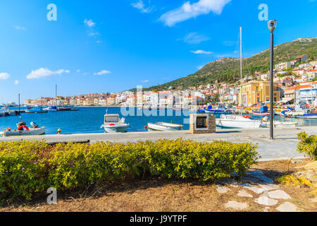 Blick auf Vathy Hafen mit typischen Fischerbooten und bunten Häusern an sonnigen Sommertag, Insel Samos, Griechenland Stockfoto