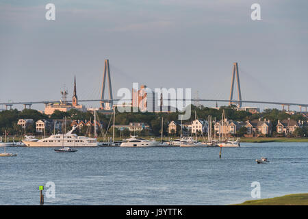 Arthur Ravenel Jr. Bridge und Stadt Skyline entlang des Ashley-River bei Sonnenuntergang in Charleston, South Carolina. Stockfoto