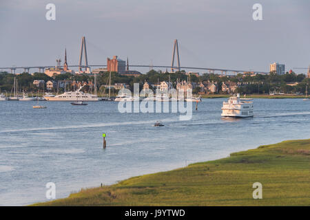 Arthur Ravenel Jr. Bridge und Stadt Skyline entlang des Ashley-River bei Sonnenuntergang in Charleston, South Carolina. Stockfoto