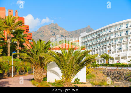 Palmen und Hotelbauten auf Küste von Teneriffa in Costa Adeje Seaside Town, Kanarische Inseln, Spanien Stockfoto