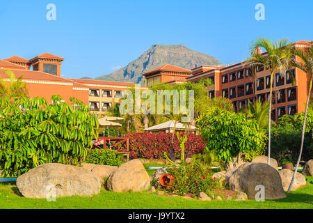 Tropische Gärten und Hotelbauten auf Küste von Teneriffa in Costa Adeje Seaside Town, Kanarische Inseln, Spanien Stockfoto