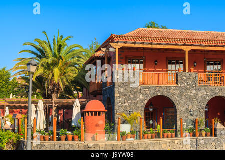 COSTA ADEJE, Teneriffa - 17. November 2015: Restaurant erbaut im Kolonialstil auf Küstenpromenade in der Stadt der Costa Adeje im Süden von Teneriffa, Kanarische Stockfoto