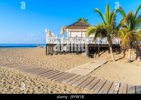 Restaurantgebäude am Strand El Duque in Costa Adeje am Meer Stadt, Teneriffa, Kanarische Inseln, Spanien Stockfoto