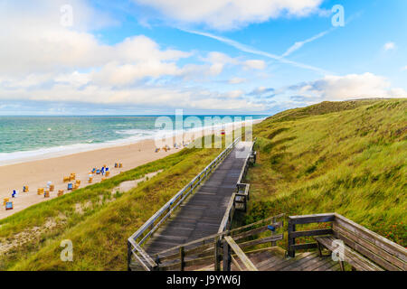 Küstenweg entlang Wenningstedt Strand bei Sonnenaufgang, Insel Sylt, Nordsee, Deutschland Stockfoto