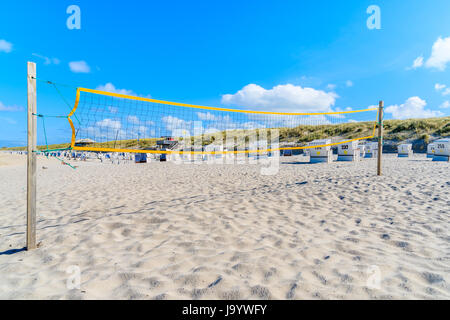 Volleyballnetz am Sandstrand in der Nähe von Kampen Dorf auf der Insel Sylt, Nordsee, Deutschland Stockfoto