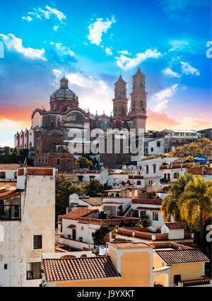 Santa Prisca Pfarrkirche, Taxco de Alarcón Stadt, Bundesstaat Guerrero, Mexiko Stock Foto Fassade von Santa Prisca Pfarrkirche, Taxco de Ala Stockfoto