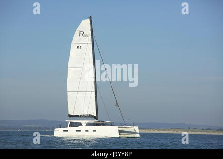 Rapier 550 einen eleganten modernen Katamaran Chichester Hafen verlassen. Schnell und vollständig automatisiert den Inbegriff der modernen Segeln. Stockfoto