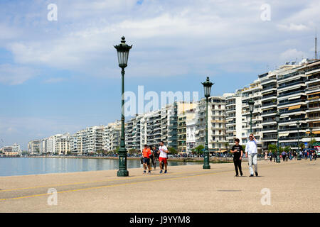 Menschen zu Fuß auf der Strandpromenade promenade am Nachmittag, Thessaloniki, Griechenland Stockfoto