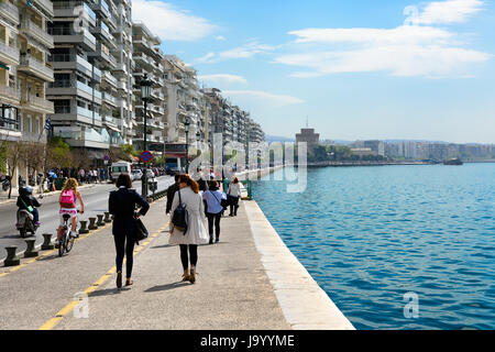 Menschen zu Fuß auf der Strandpromenade promenade am Nachmittag, Thessaloniki, Griechenland Stockfoto