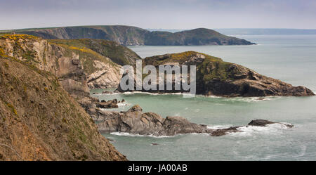 Großbritannien, Wales, Pembrokeshire, Solva, neun Brunnen, felsigen Landzungen in Saint Braut Bucht, Panorama Stockfoto