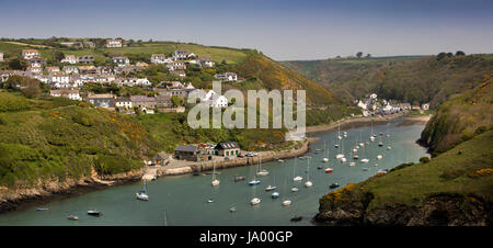 Solva, Pembrokeshire, Wales, UK Boote ankern in geschützten Gewässern der Mündung, Panorama Stockfoto