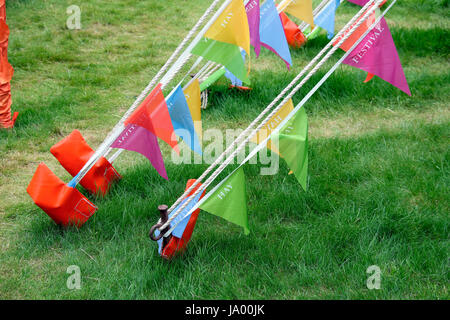 Bunte wimpelketten auf laufschriftanzeigen Seile an den Hay Festival, Hay-on-Wye, Wales UK KATHY DEWITT Stockfoto