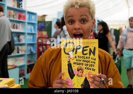 Gemma Cairney hält ihr Buch "Open: A Toolkit für wie Magie und Messed Up kann das Leben sein" Hay Festival Buchhandlung, Hay-on-Wye, Wales UK KATHY DEWITT Stockfoto