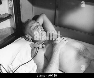 Astronaut John H. Glenn entspannt auf dem US-Zerstörer NOA nach Abschluss der drei orbitale Flüge um die Erde, Atlantik, 20.02.1962. Stockfoto