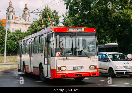 Vilnius, Litauen - 5. Juli 2016: Alte öffentlichen Obus Skoda 14Tr im Sommer Straße und Kirche von St. Raphael der Erzengel auf Hintergrund Stockfoto