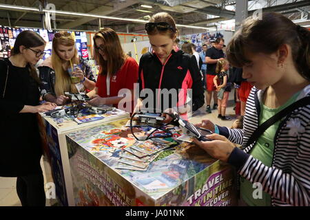 Nadarzyn, Polen. 3. Juni 2017. Ersten Warschau Comic Con Gastgeber Komponist Jan Kaczmarek und Schauspieler Nadia Hilker, Melissa Ponzio, Carice van Houten, Hafpor Julius Björnsson und RJ Mitte. Ptak Warschau Expo CEO Tomasz Szypula begrüßt Stargast auf der Bühne. Tausende von Cosplay, Star Wars und Rolle Palying Fans schlagen die Veranstaltung. Spiel-Turniere statt finden an mehreren Arenen. Bildnachweis: Jakob Ratz/Pacific Press/Alamy Live-Nachrichten Stockfoto