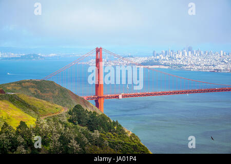 Luftaufnahme über Golden Gate Bridge in San Francisco - SAN FRANCISCO, Kalifornien, USA - 18. April 2017 Stockfoto