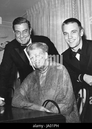 Drei Generationen von Roosevelts, die Teilnahme an einem Familienessen sind Franklin D Roosevelt, Jr (von links nach rechts), Frau Eleanor Roosevelt, Ehefrau des verstorbenen Präsidenten und Franklin D Roosevelt III, 23 Jahre alte Sohn von Roosevelt, Jr., Washington, DC, 06.10.1961. Stockfoto