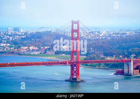 Luftaufnahme über Golden Gate Bridge in San Francisco - SAN FRANCISCO, Kalifornien, USA - 18. April 2017 Stockfoto