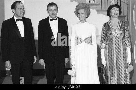 Präsident und Frau Richard M Nixon posieren mit amerikanischer Maler Andrew Wyeth (zweiter von links) und seine Frau (rechts) vor einem Abendessen zu Ehren des Künstlers in das Weiße Haus, Washington, DC, 19.02.1970. Stockfoto