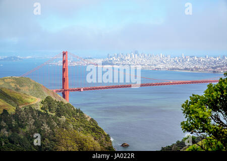 Luftaufnahme über Golden Gate Bridge in San Francisco - SAN FRANCISCO, Kalifornien, USA - 18. April 2017 Stockfoto