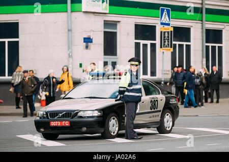 Gomel, Weißrussland - 9. Mai 2017: Verkehrsstraße Polizist Polizist Inspektor regelt Verkehr an der Kreuzung In Sowjetskaja-Straße Stockfoto
