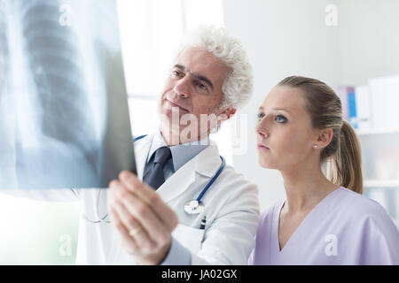 Ärzte im Büro untersuchen des Patienten Lunge Röntgen, medizinisches Konzept Stockfoto