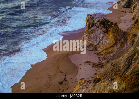 Die schönen Klippen von Big Sur an der Pazifikküste nach Sonnenuntergang Stockfoto