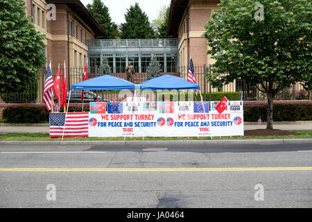"Wir unterstützen Türkei" Banner außerhalb der türkischen Botschaft, Washington DC, USA Stockfoto