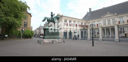 Palast Noordeinde, zentrale, den Haag (Den Haag), Netherlands Equestrian Statue von Wilhelm von Oranien (1533-84) - 2 Bilder zusammenfügen. Stockfoto