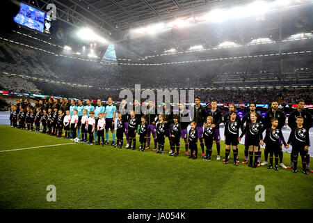 Die beiden Team-Line-up vor dem Anpfiff in der UEFA Champions League Finale im National Stadium, Cardiff. Stockfoto