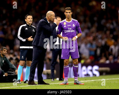 Real Madrid Manager Zinedine Zidane (links) gibt Anweisungen an Real Madrid Cristiano Ronaldo (rechts) während der UEFA Champions League Finale im National Stadium, Cardiff. Stockfoto