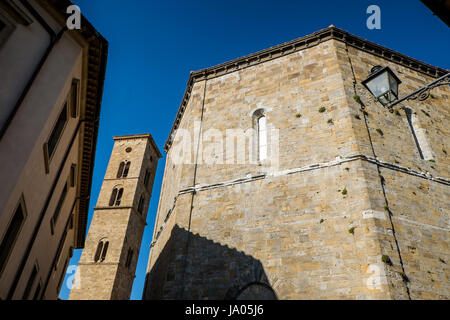 VOLTERRA, Toskana - 21. Mai 2017 - Baptisterium San Giovanni Battista und Turm der Kathedrale Santa Maria Assunta Stockfoto