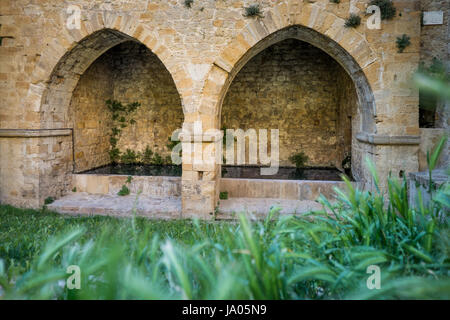VOLTERRA, Toskana - 21. Mai 2017 - die Tür und die Quelle von San Felice Stockfoto
