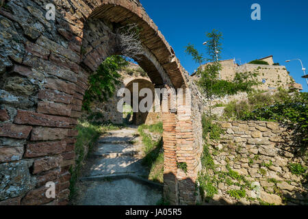 VOLTERRA, Toskana - 21. Mai 2017 - die Tür und die Quelle von San Felice mit Treppe Stockfoto