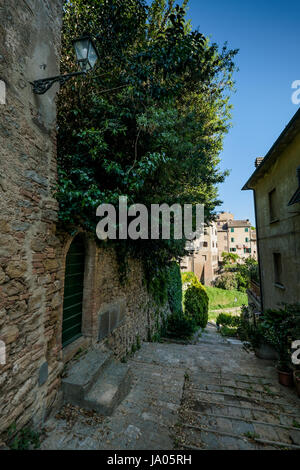 VOLTERRA, Toskana - 21. Mai 2017 - die Tür und die Quelle von San Felice von Ripetta Straße Stockfoto