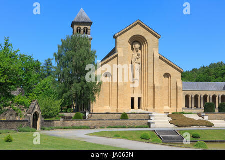 Die neue Abbiatial (Viertel der Abt und die Mönche) und Kirche (1948) von Orval Abbey in Villers-Devant-Orval, Belgien Stockfoto