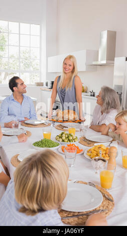 Mutter dient einen Truthahn für thanksgiving Stockfoto