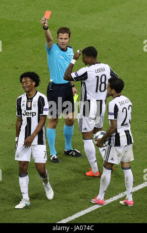 Juventus Juan Cuadrado ist während der UEFA Champions League Finale im National Stadium, Cardiff eine rote Karte gezeigt. Stockfoto