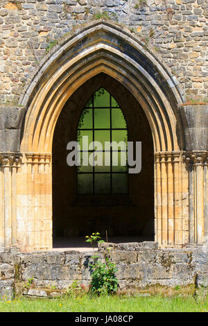 Ein gotisches Fenster an den mittelalterlichen Ruinen von Orval Abbey in Villers-Devant-Orval, Belgien Stockfoto