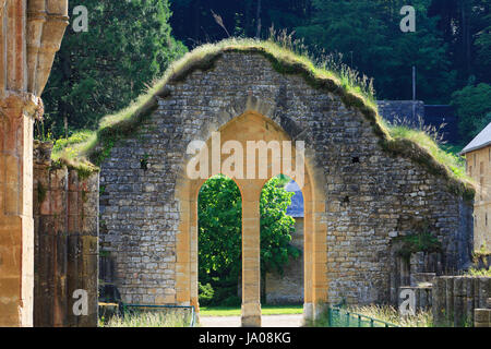 Haupteingang der mittelalterlichen Ruinen von Orval Abbey in Villers-Devant-Orval, Belgien Stockfoto