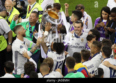 Real Madrid Sergio Ramos, Marcelo und Gareth Bale feiern mit dem Pokal der UEFA Champions League Finale im National Stadium, Cardiff. Stockfoto